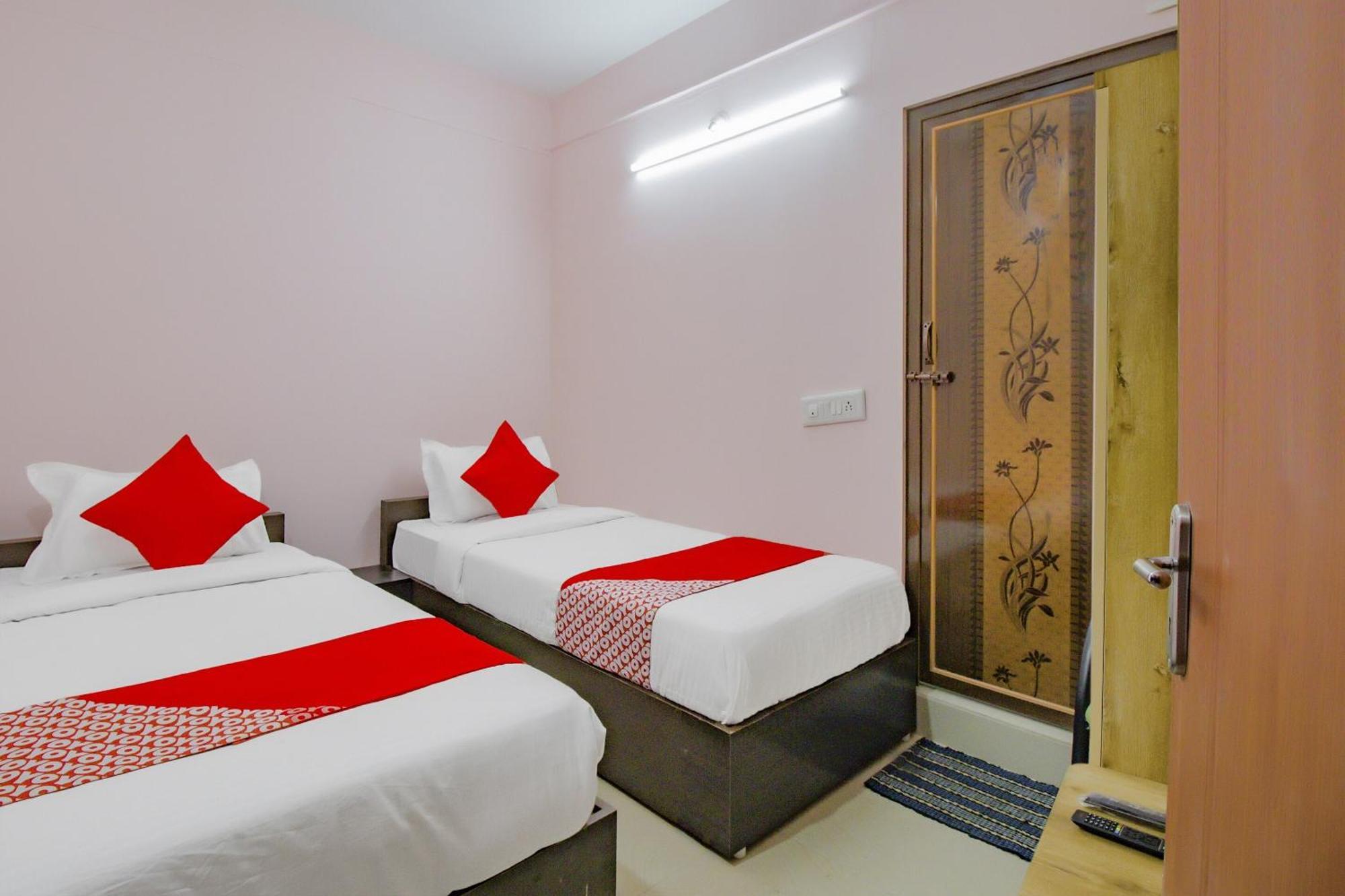 Oyo 79181 Sri Dhanalakshmi Boarding & Lodging Bangalore Exterior photo